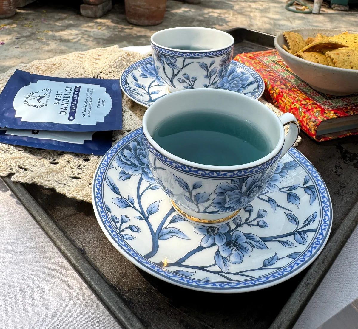 Sweet Dandelion in a blue cup with sachets on the table